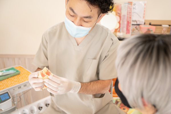 総入れ歯について説明している医師