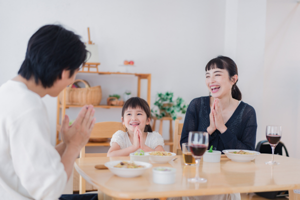 虫歯を予防し美味しく食事をいただく家族
