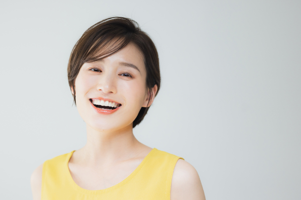 口臭の原因をケアして笑顔を見せる女性