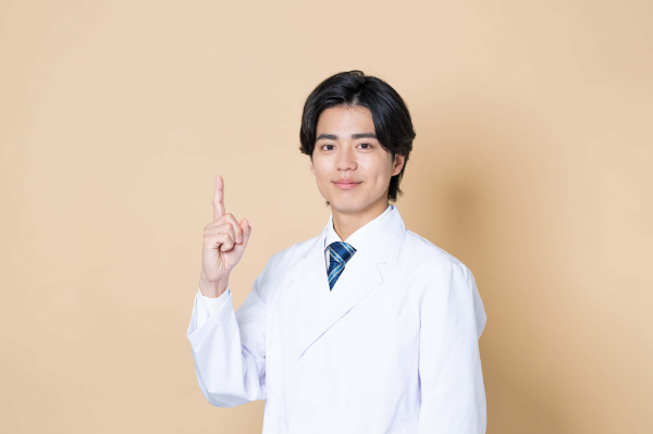 マウスピース矯正中に虫歯になったときの対処法について説明する歯科医