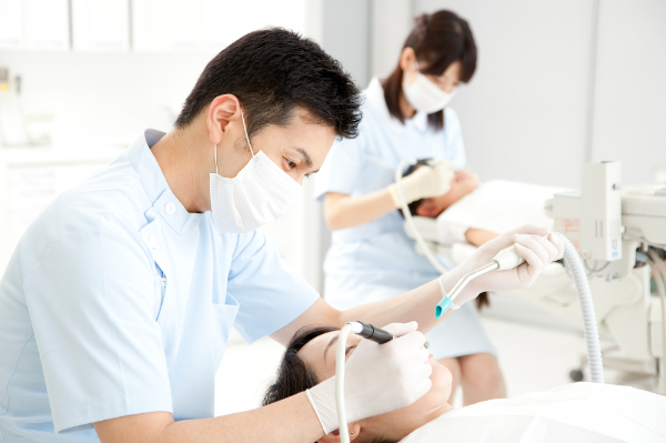 歯科医院で歯周病の治療を受ける様子