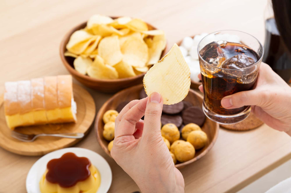 間食が多くてマウスピース矯正中に虫歯になるイメージ