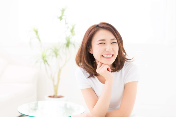 マウスピース矯正で綺麗な歯並びになって笑顔の女性