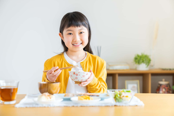 虫歯の無い歯で楽しく食事をする女の子