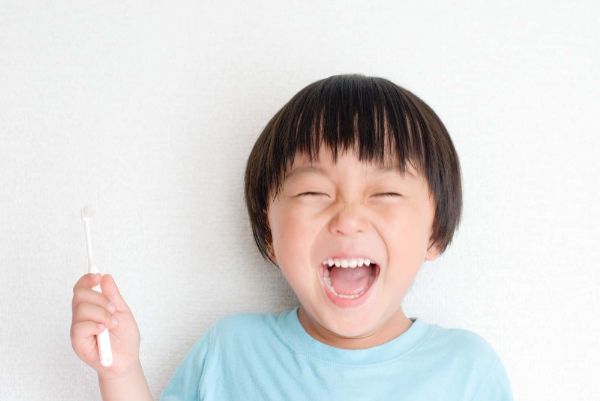 虫歯を予防する正しい歯みがきを身に付けた男の子