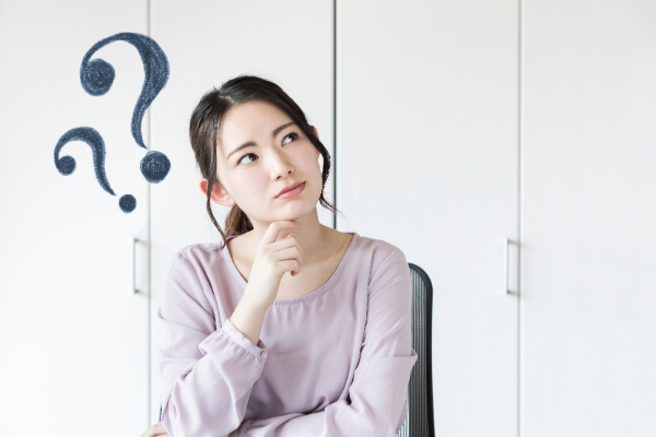 根管治療に長い期間がかかるのはどうしてなのか考える女性