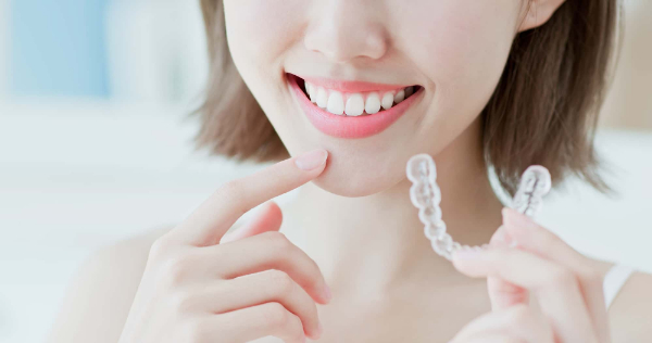マウスピースを手に持った女性