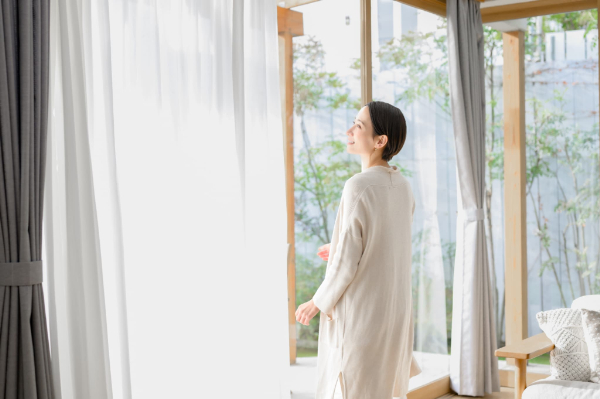 リラックスした時間を過ごす女性