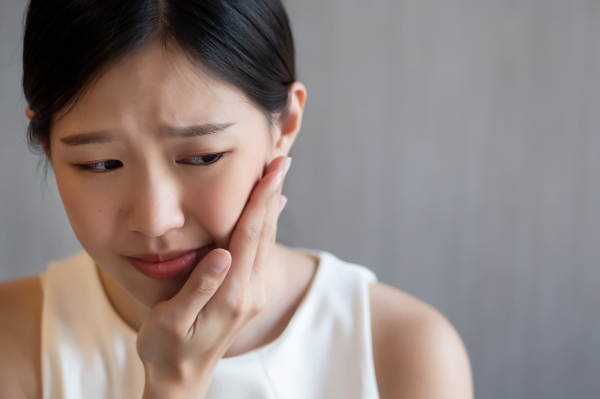 むし歯で歯が痛い女性