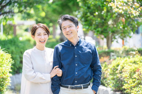 歯周病を正しい歯みがきで予防した健康な男女が散歩を楽しむ様子