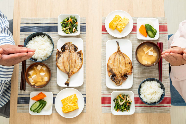 歯周病予防にバランスのとれた食事をするイメージ