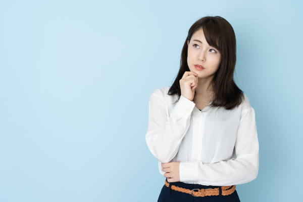 マウスピース矯正で叢生は治せるのか考える女性