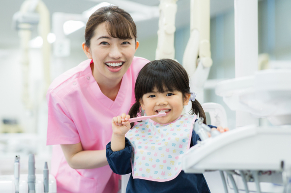 毎日の歯磨きを習慣化するようブラッシング指導を受ける子ども