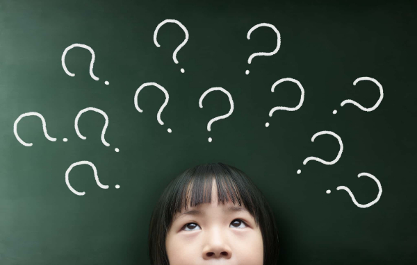 小児矯正は何歳から始められるか考える女の子