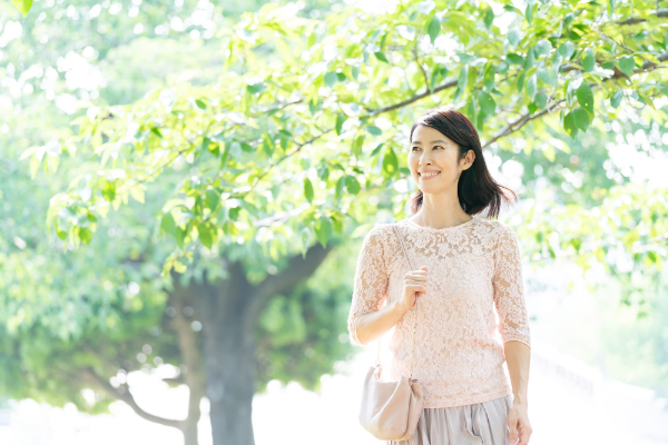 新緑と笑顔の女性