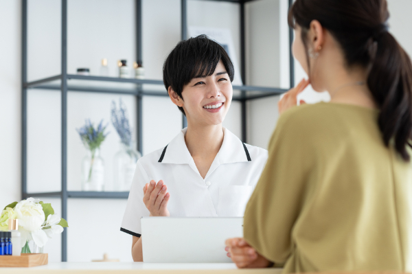 前歯だけマウスピース矯正のカウンセリングを受ける女性