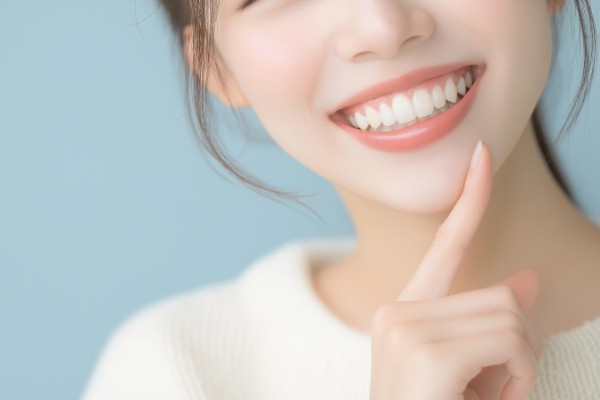 定期検診を受け虫歯を予防し歯の健康を維持する笑顔の女性