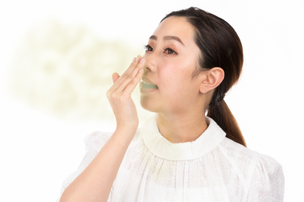 虫歯の臭いが気になる女性