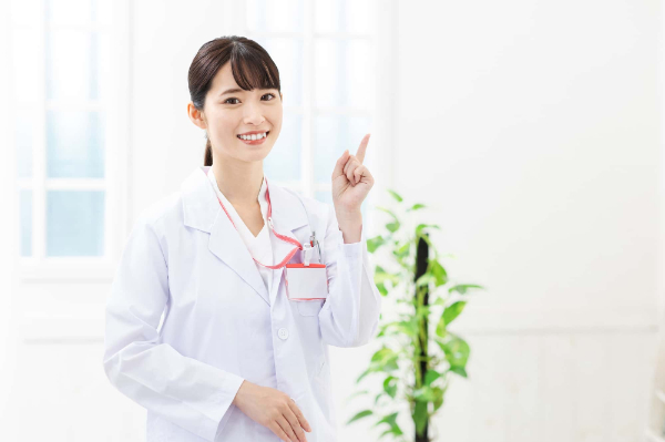 歯肉炎について説明する歯科医