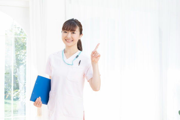 根管治療後の歯の寿命を短くする原因を伝える歯科衛生士の女性