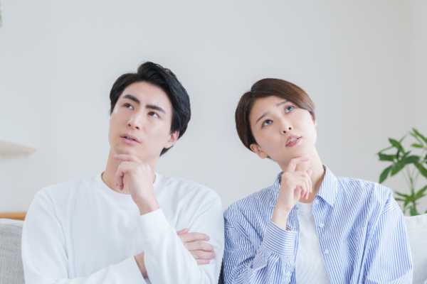 根管治療後の歯の寿命はどれくらいなのか考える男女