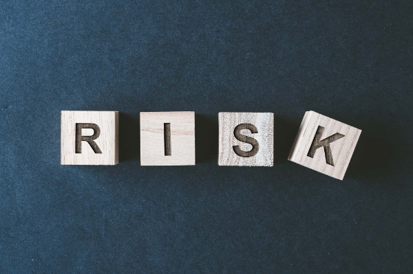 すきっ歯のままだとどんなリスクがあるか説明するイメージ