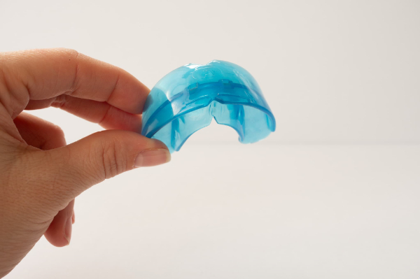 マイオブレースを持つ手