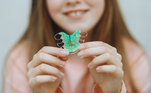 床矯正を手にする子ども