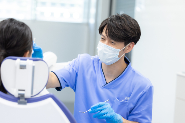 根管治療をする歯科医師の男性