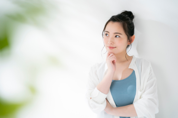 歯列矯正はどれがいいか考える女性