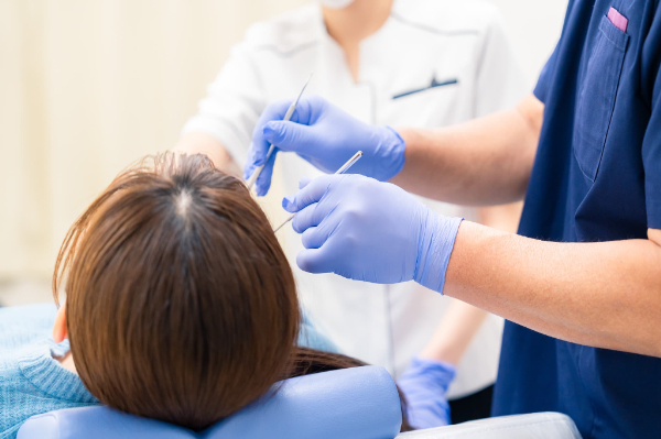 虫歯治療する歯科医師