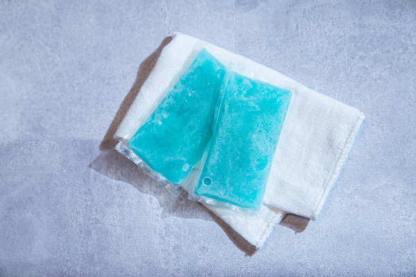 矯正治療中に歯が痛いと感じるときに使用する保冷剤と冷たいタオル