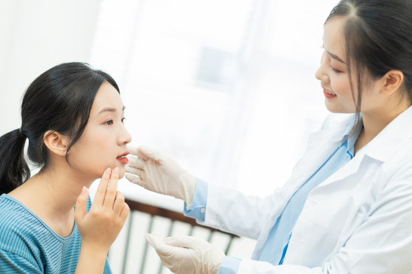 矯正中に痛みが出て歯科医院を受診した女性