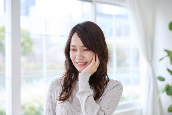 矯正中に痛みを感じる女性