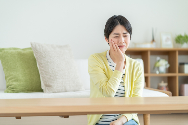 矯正中の痛みが数日続いている女性