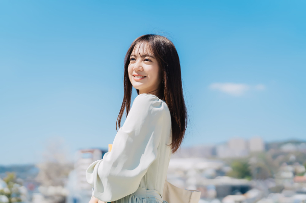 適切な管理でマウスピース矯正治療を終えて笑顔の女性