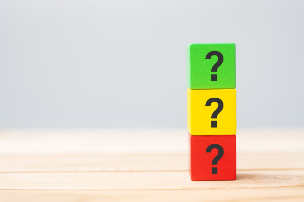 マウスピースが割れたらどうしたらいいか考えるイメージ